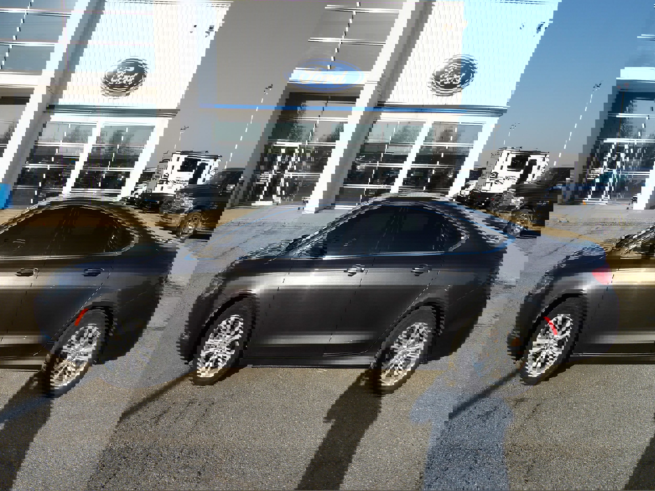 Used 2017 Chrysler 200 Limited Platinum image 2