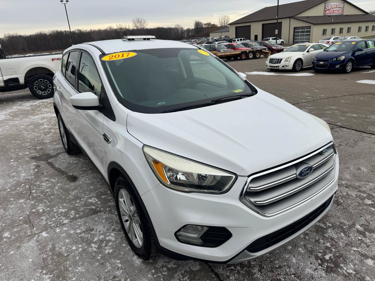 Used 2017 Ford Escape SE w/ SE Cold Weather Package AWD/4WD image 3