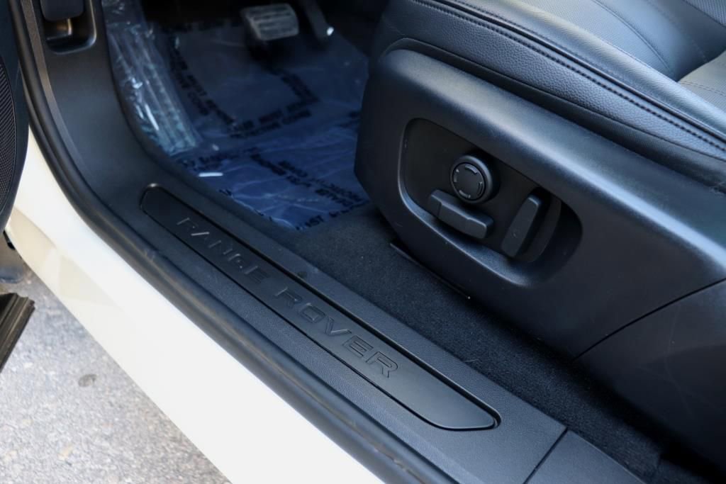 Used 2023 Land Rover Range Rover Evoque SE image 16