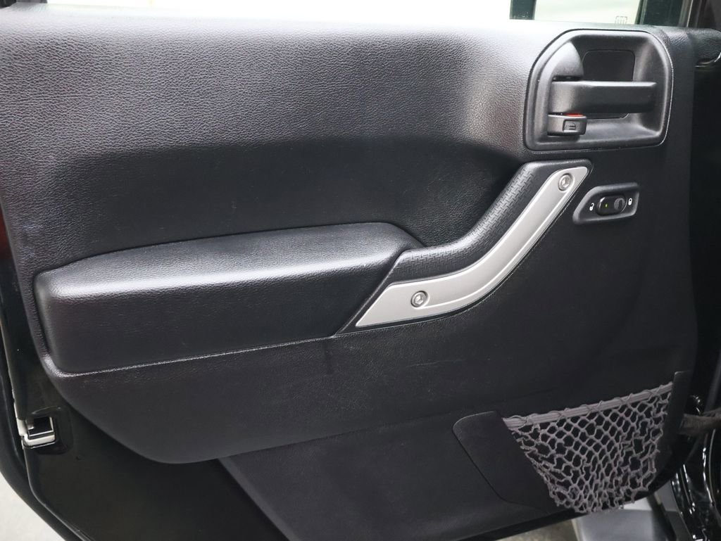 Used 2016 RAM 1500 Laramie w/ Convenience Group AWD/4WD image 16