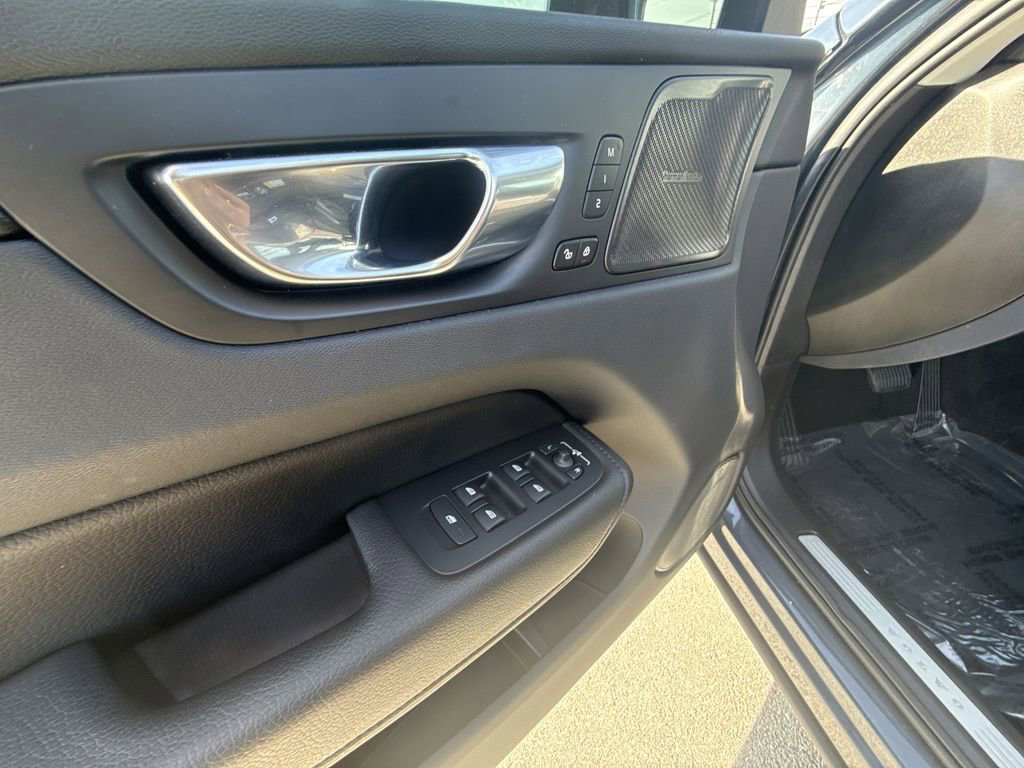 Used 2022 Volvo XC60 B5 Momentum w/ Climate Package AWD/4WD image 13