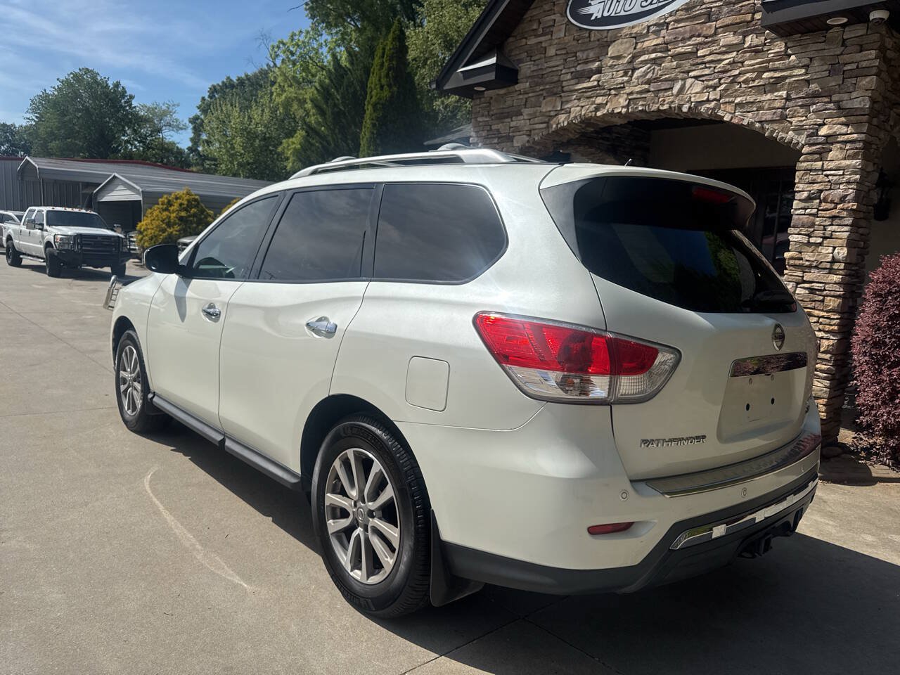 Used 2016 Nissan Pathfinder SV w/ Trailer Tow Package AWD/4WD image 3