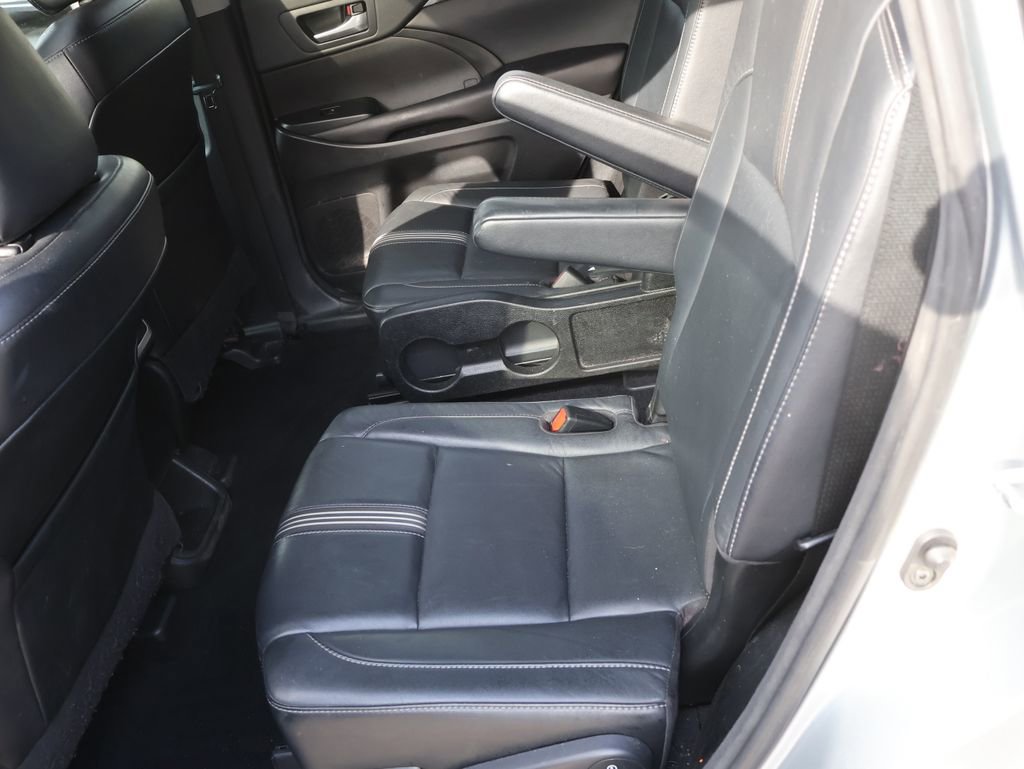 Used 2017 Toyota Highlander SE image 14
