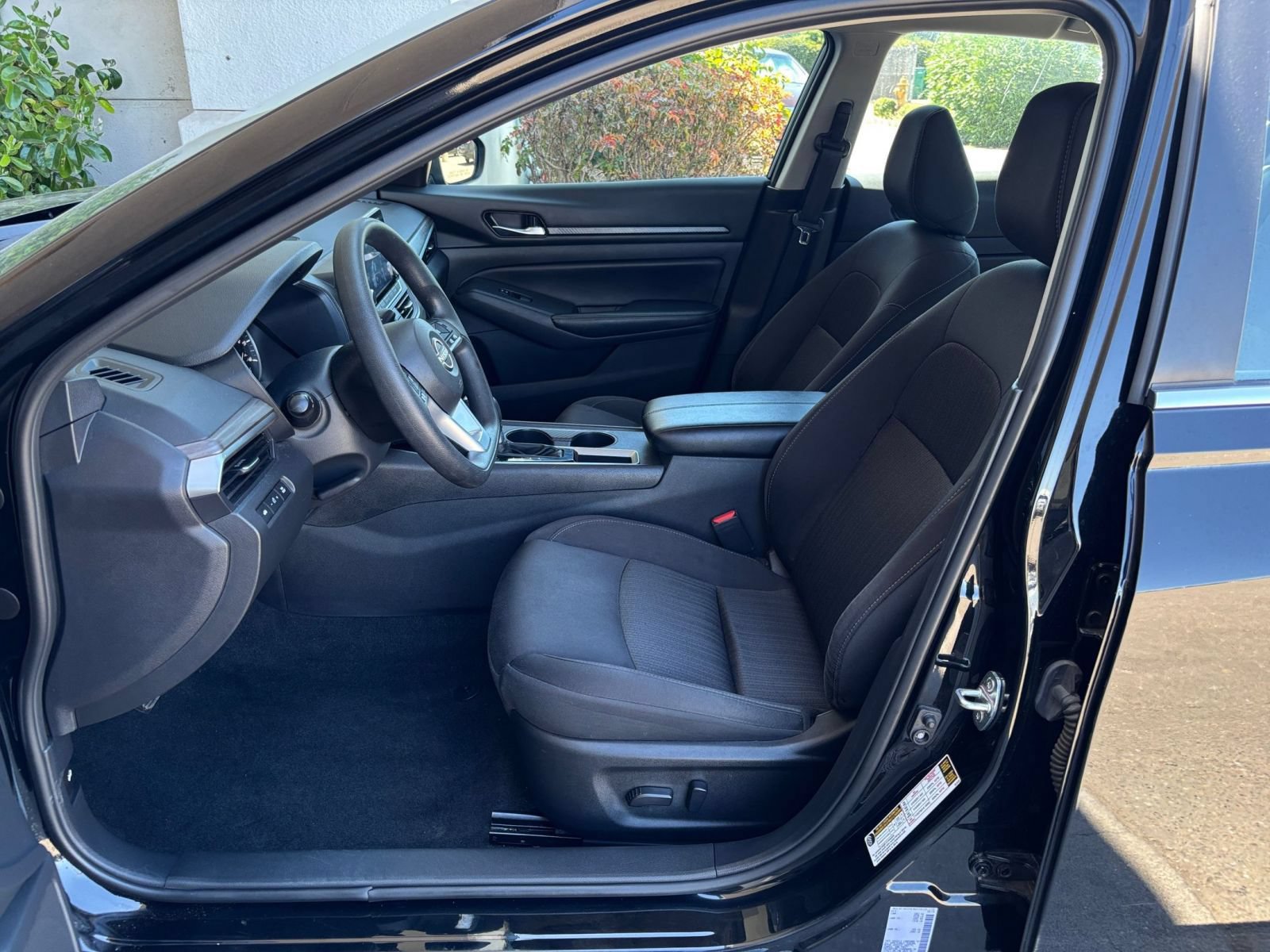 Used 2025 Nissan Altima 2.5 SV FWD image 28