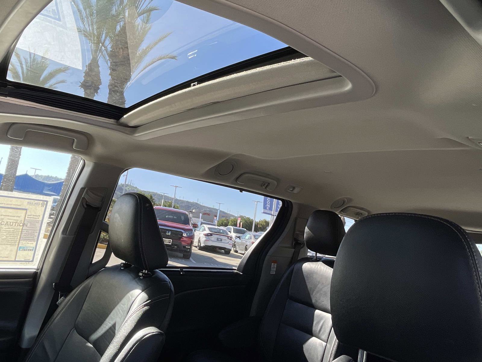 Used 2015 Toyota Sienna SE image 2