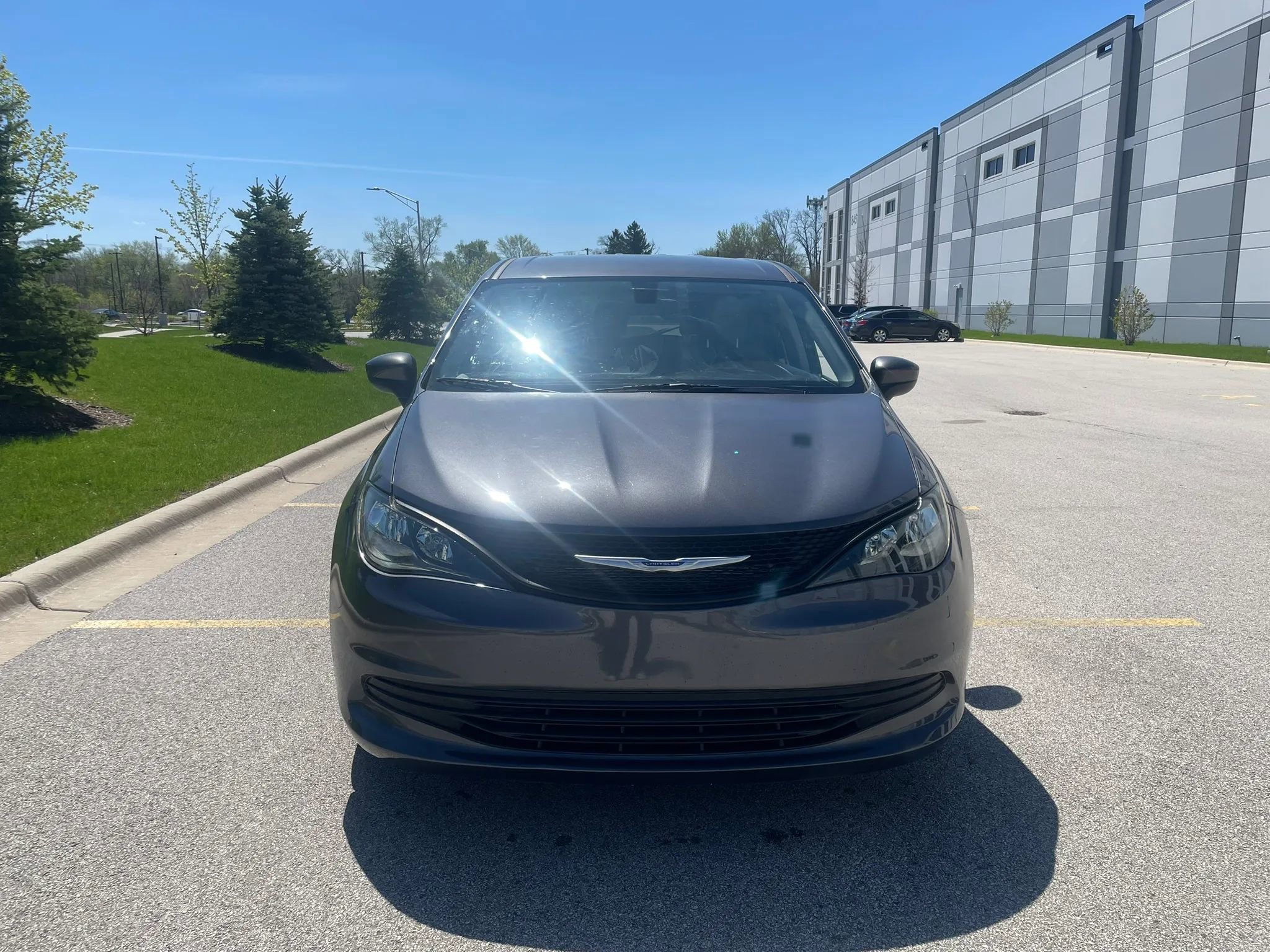 Used 2020 Chrysler Voyager L FWD image 2