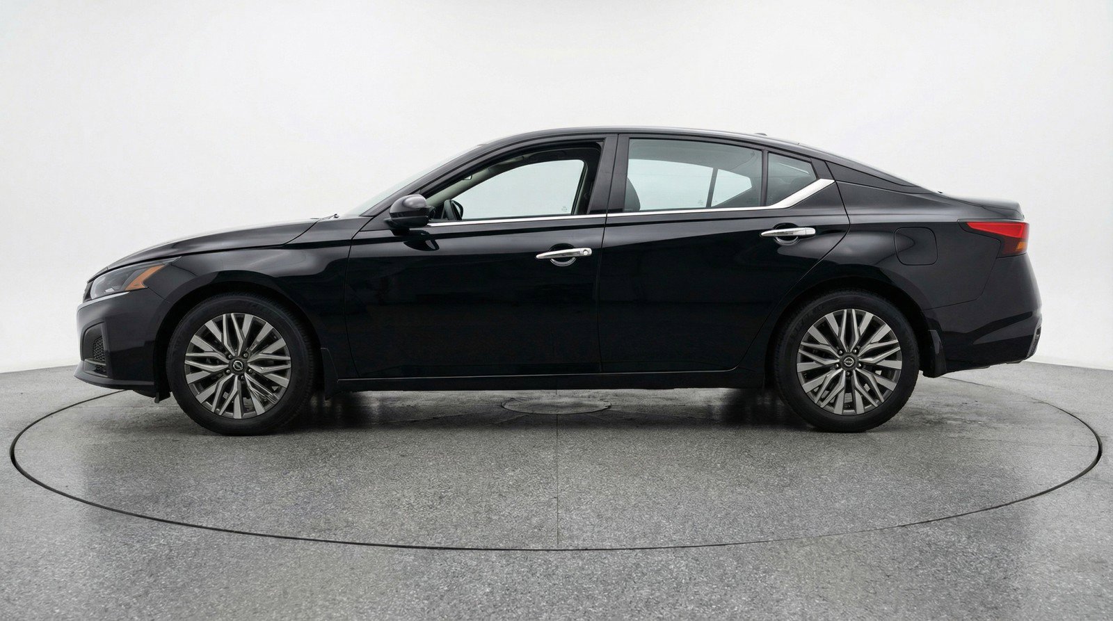 Used 2025 Nissan Altima 2.5 SV image 5
