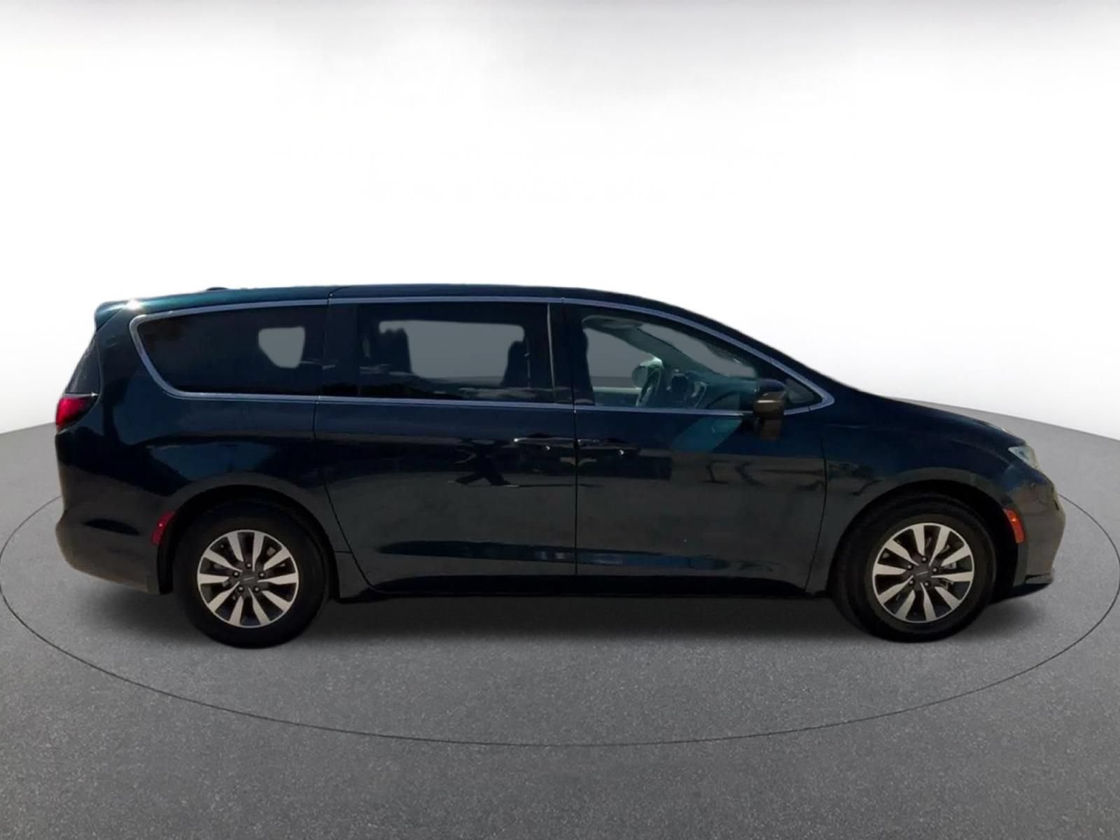 Used 2023 Chrysler Pacifica Touring-L FWD image 15