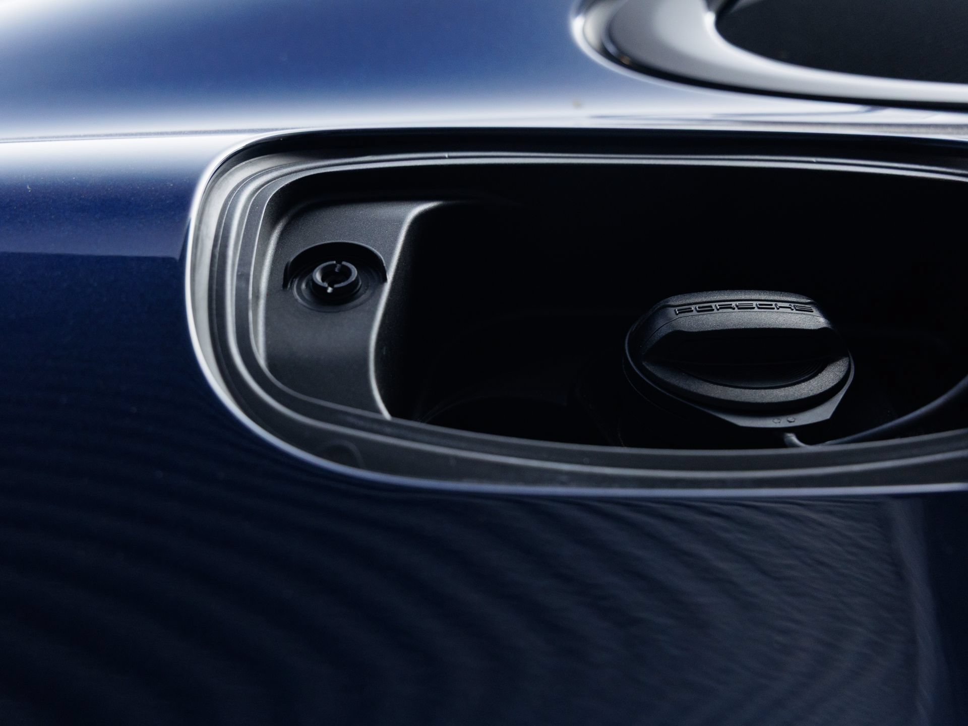 Certified 2025 Porsche Cayenne E-Hybrid Coupe AWD/4WD image 33