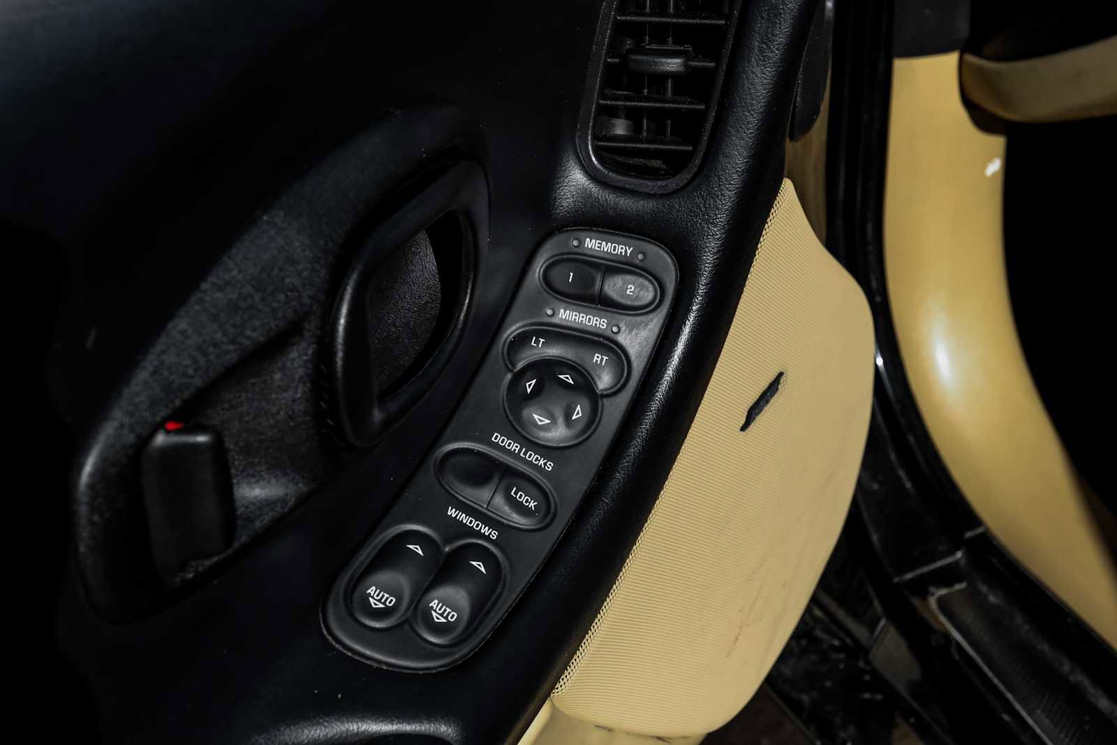 Used 2004 Chevrolet Corvette Coupe w/ Roof Package image 31