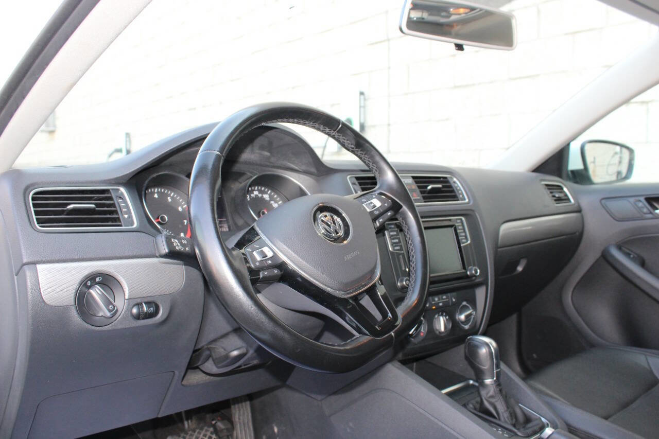 Used 2017 Volkswagen Jetta SE image 10
