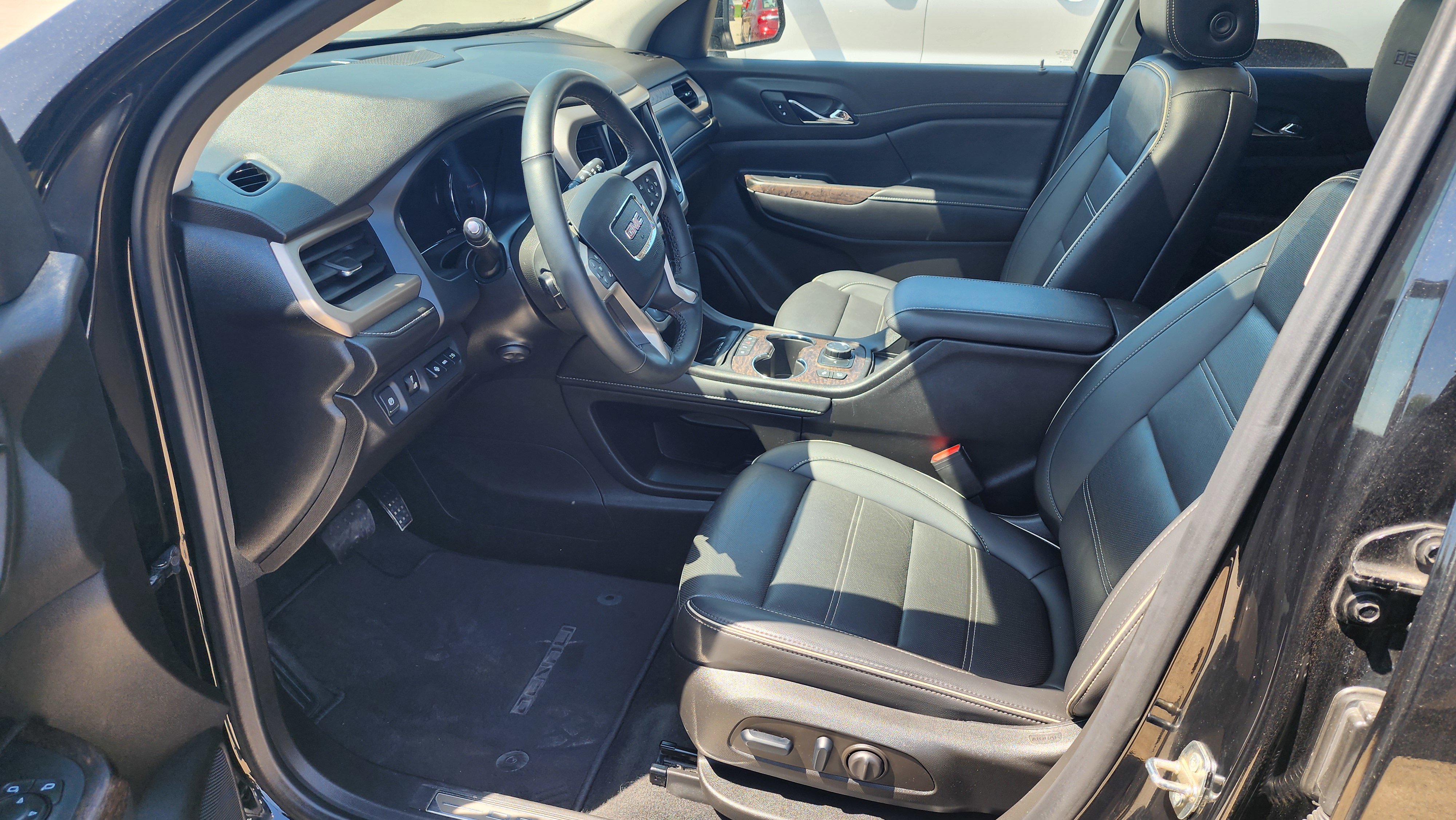 Used 2023 GMC Acadia Denali w/ Denali Technology Package AWD/4WD image 11