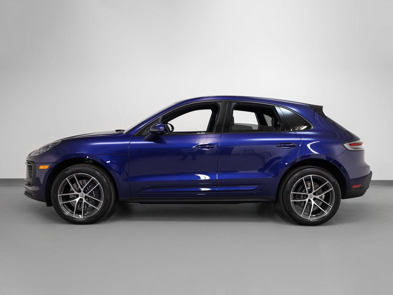 Certified 2025 Porsche Macan image 2