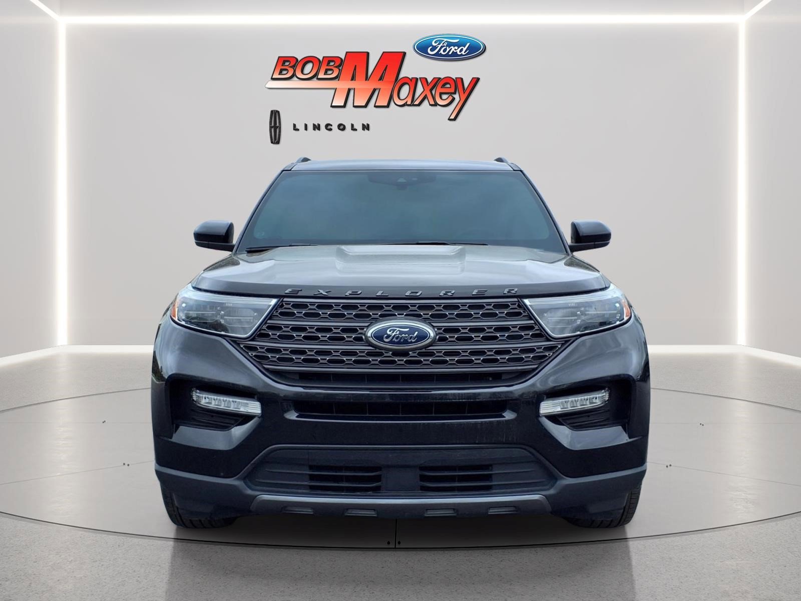 Used 2024 Ford Explorer XLT w/ Equipment Group 202A AWD/4WD image 2
