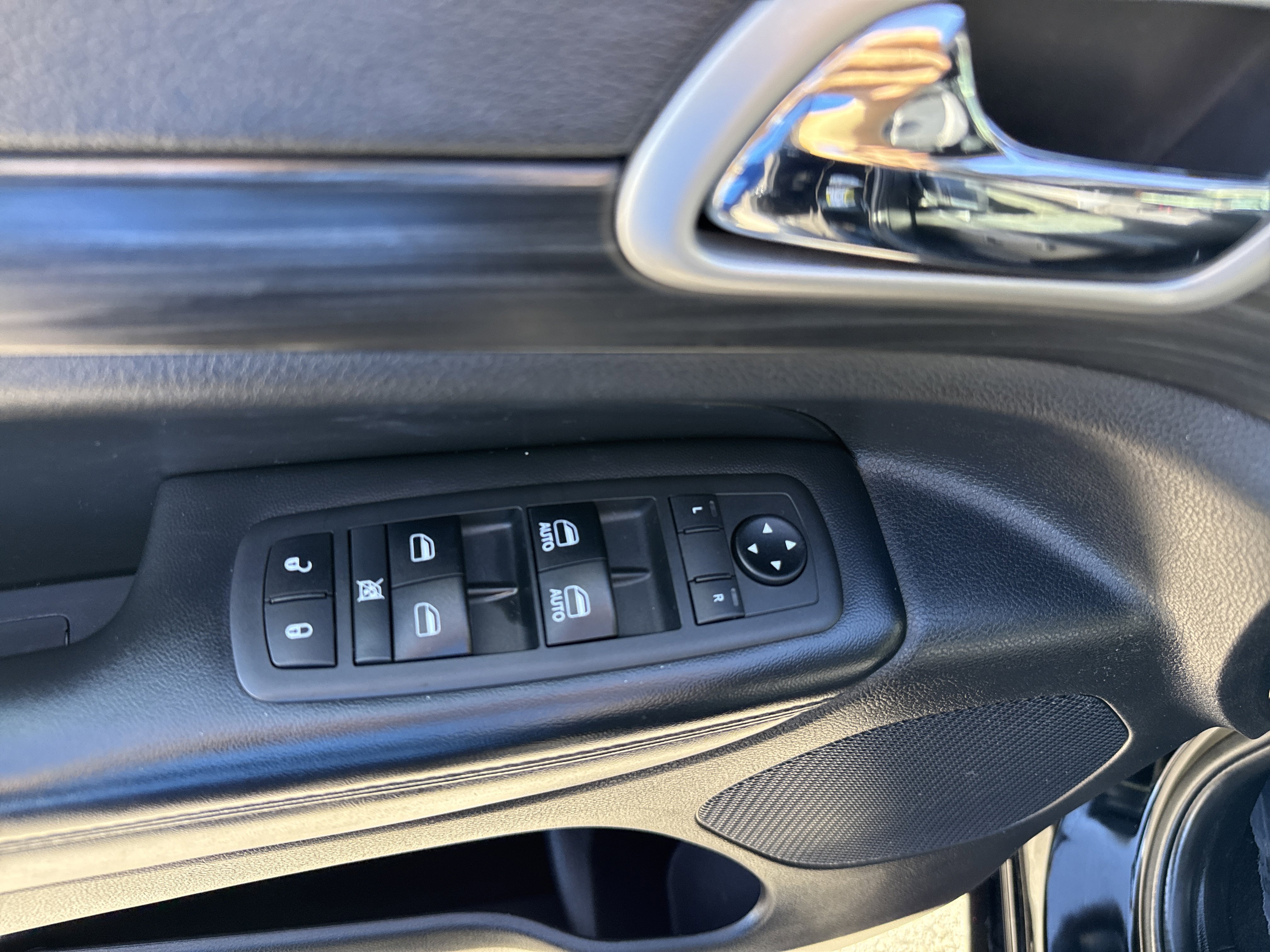 Used 2019 Jeep Grand Cherokee Altitude image 14