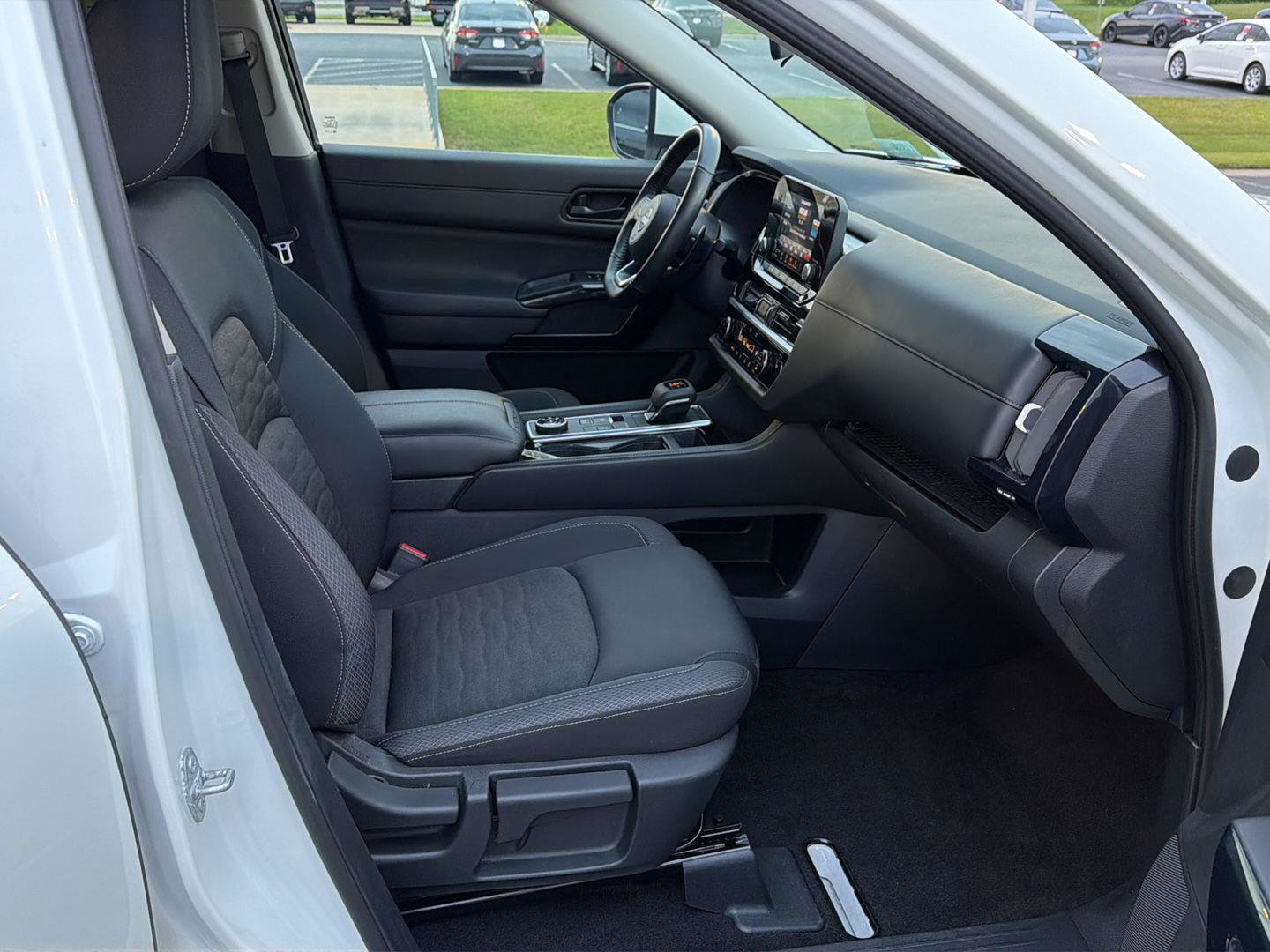 Used 2025 Nissan Pathfinder SV AWD/4WD image 14