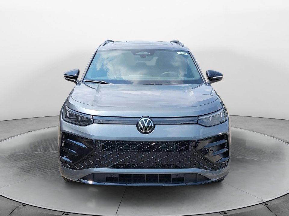 New 2026 Volkswagen Tiguan SE R-Line FWD image 2