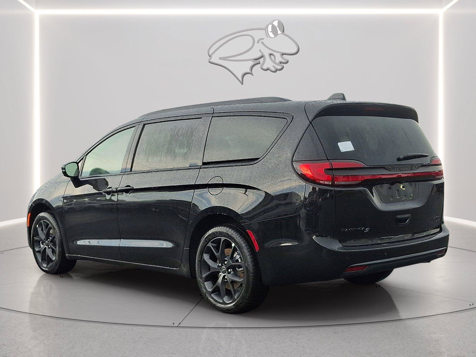 New 2027 Chrysler Pacifica Limited AWD/4WD image 2