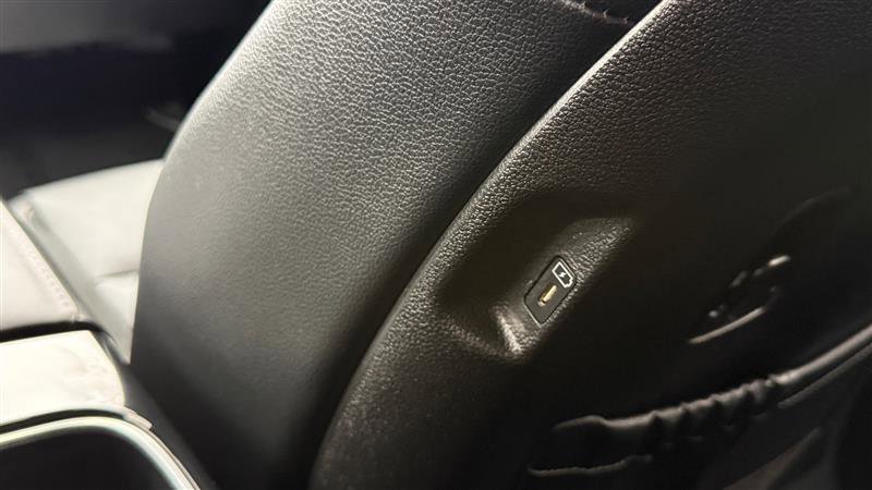 Used 2024 Kia Telluride EX w/ EX Captain's Chair Package image 21