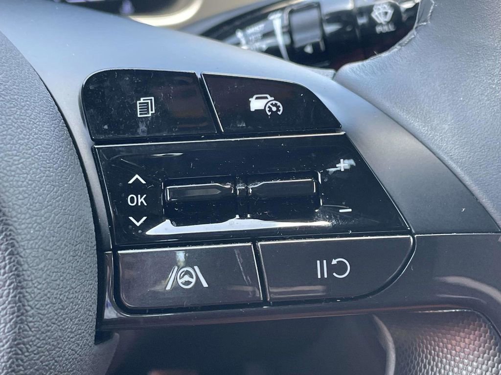 Certified 2025 Hyundai Elantra Sport image 20