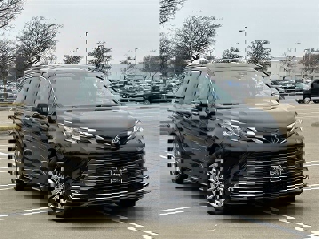 Used 2024 Toyota Sienna Limited image 2