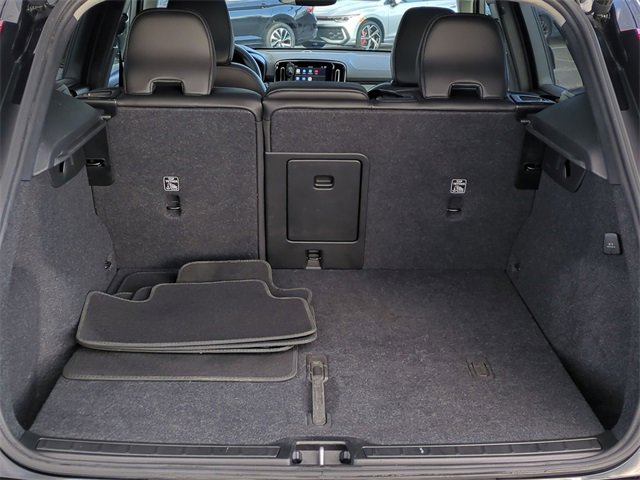 Used 2025 Volvo XC40 B5 Plus image 22