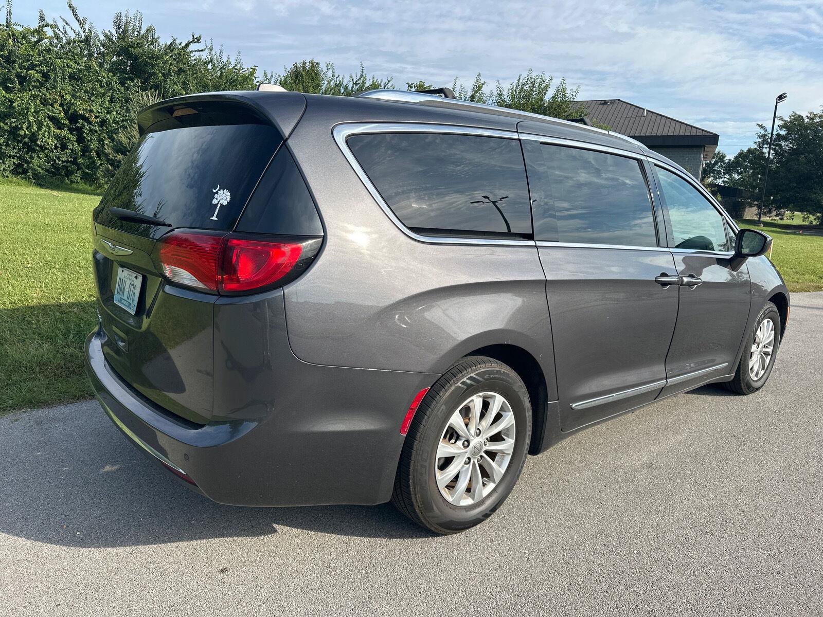 Used 2019 Chrysler Pacifica Touring-L FWD image 12