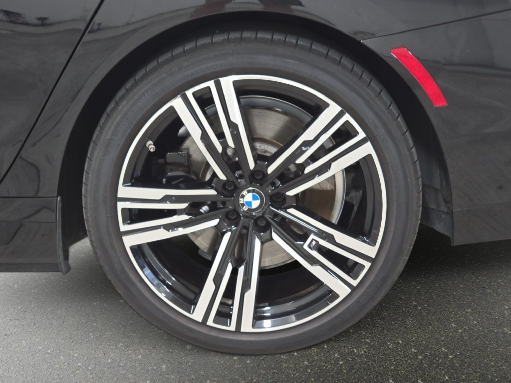 Certified 2023 BMW i7 xDrive60 AWD/4WD image 32