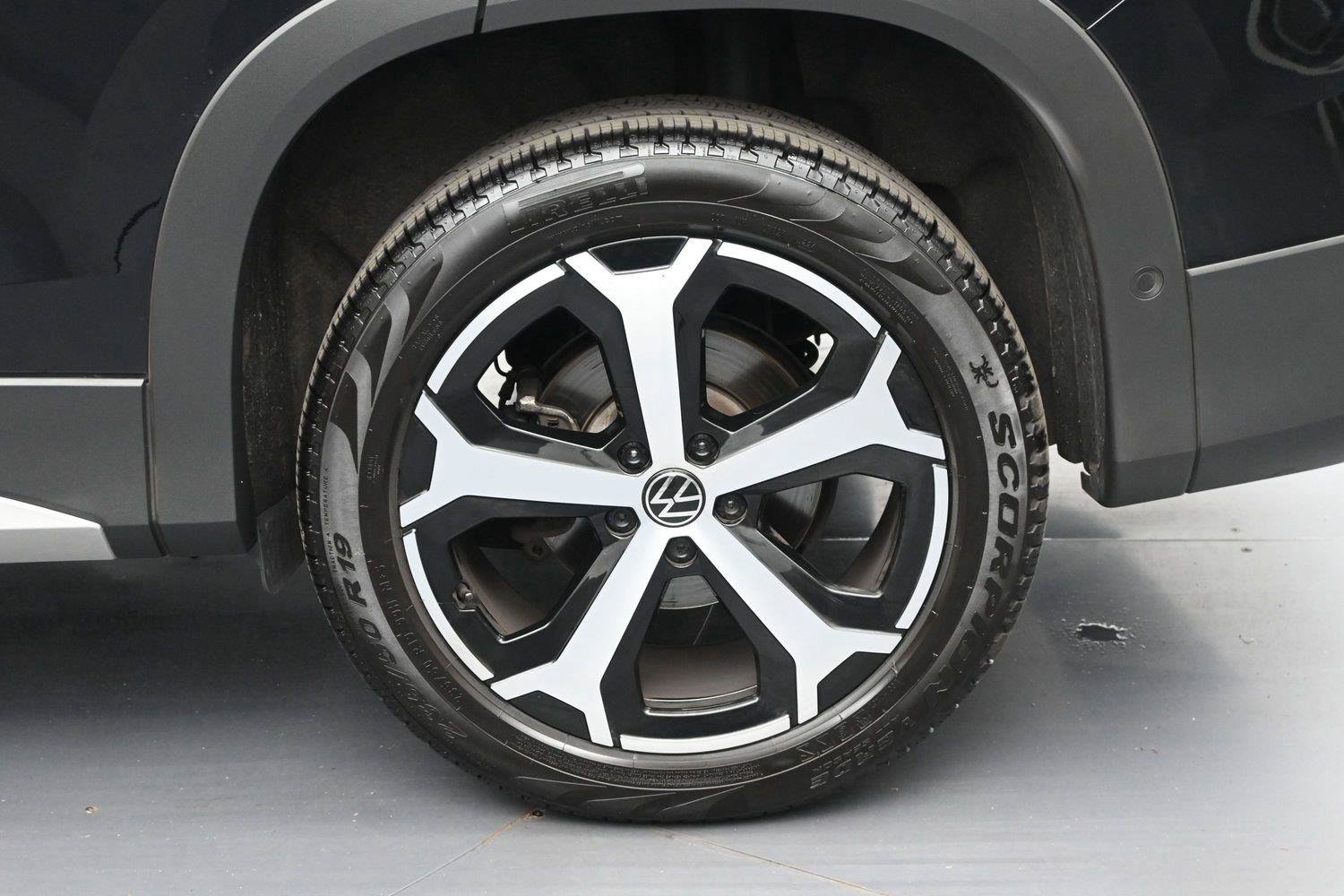 Used 2025 Volkswagen Tiguan SE AWD/4WD image 14