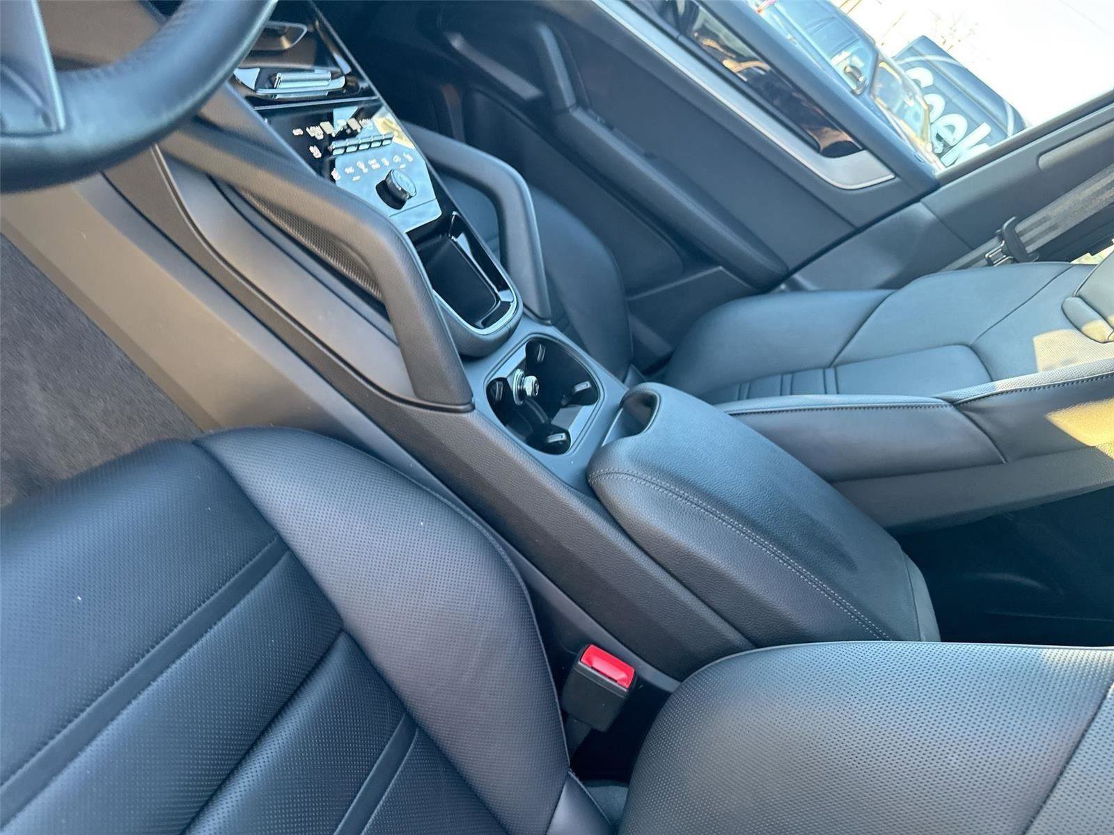 Used 2024 Porsche Cayenne Coupe image 23