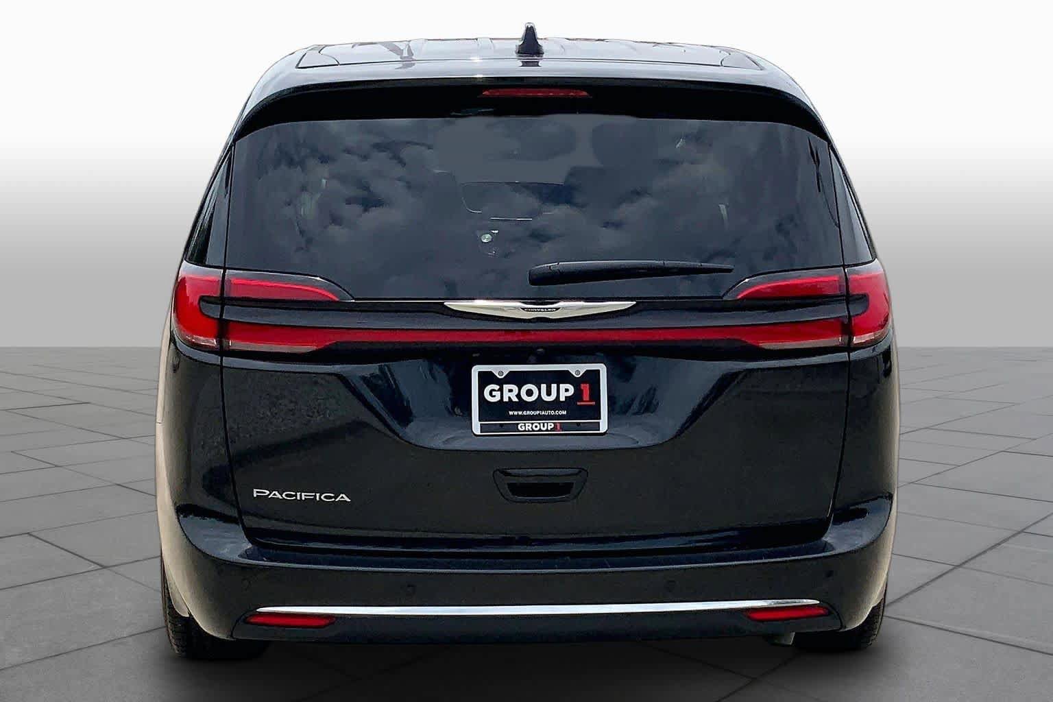 Used 2023 Chrysler Pacifica Touring-L FWD image 5