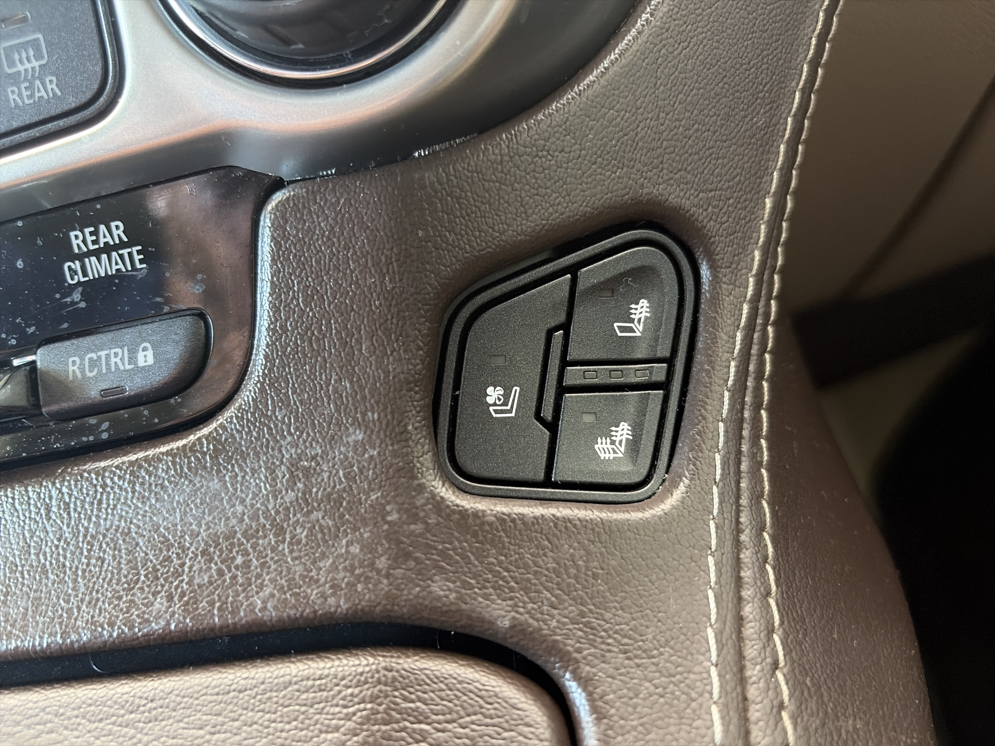 Used 2019 Chevrolet Suburban Premier AWD/4WD image 26