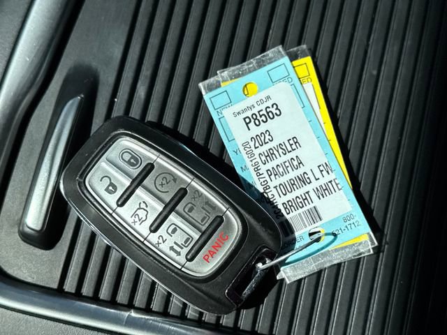 Used 2023 Chrysler Pacifica Touring-L image 29