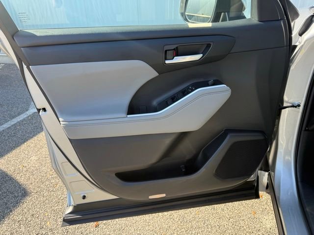 Used 2023 Toyota Highlander XLE image 16
