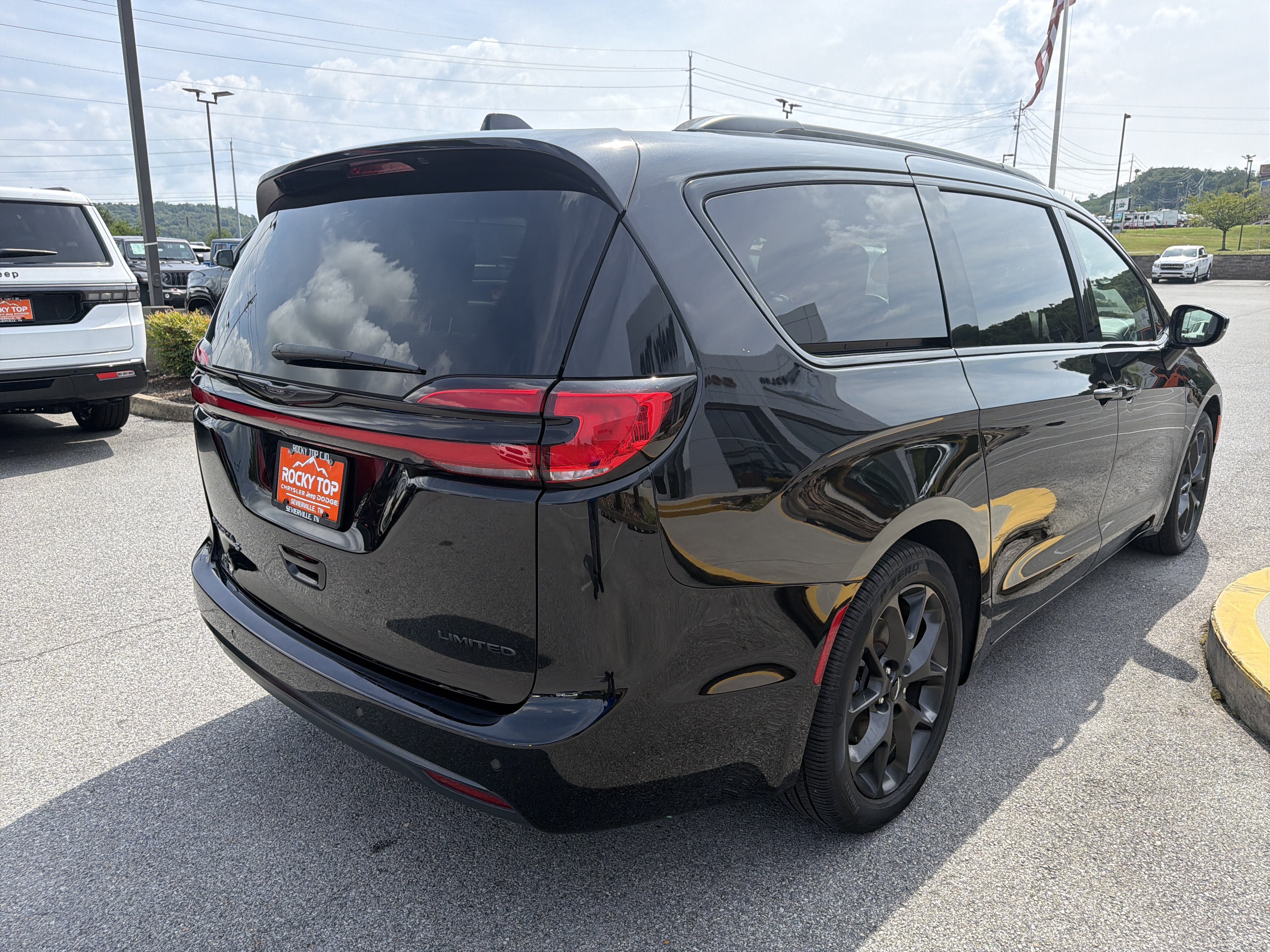 Used 2025 Chrysler Pacifica Limited FWD image 7
