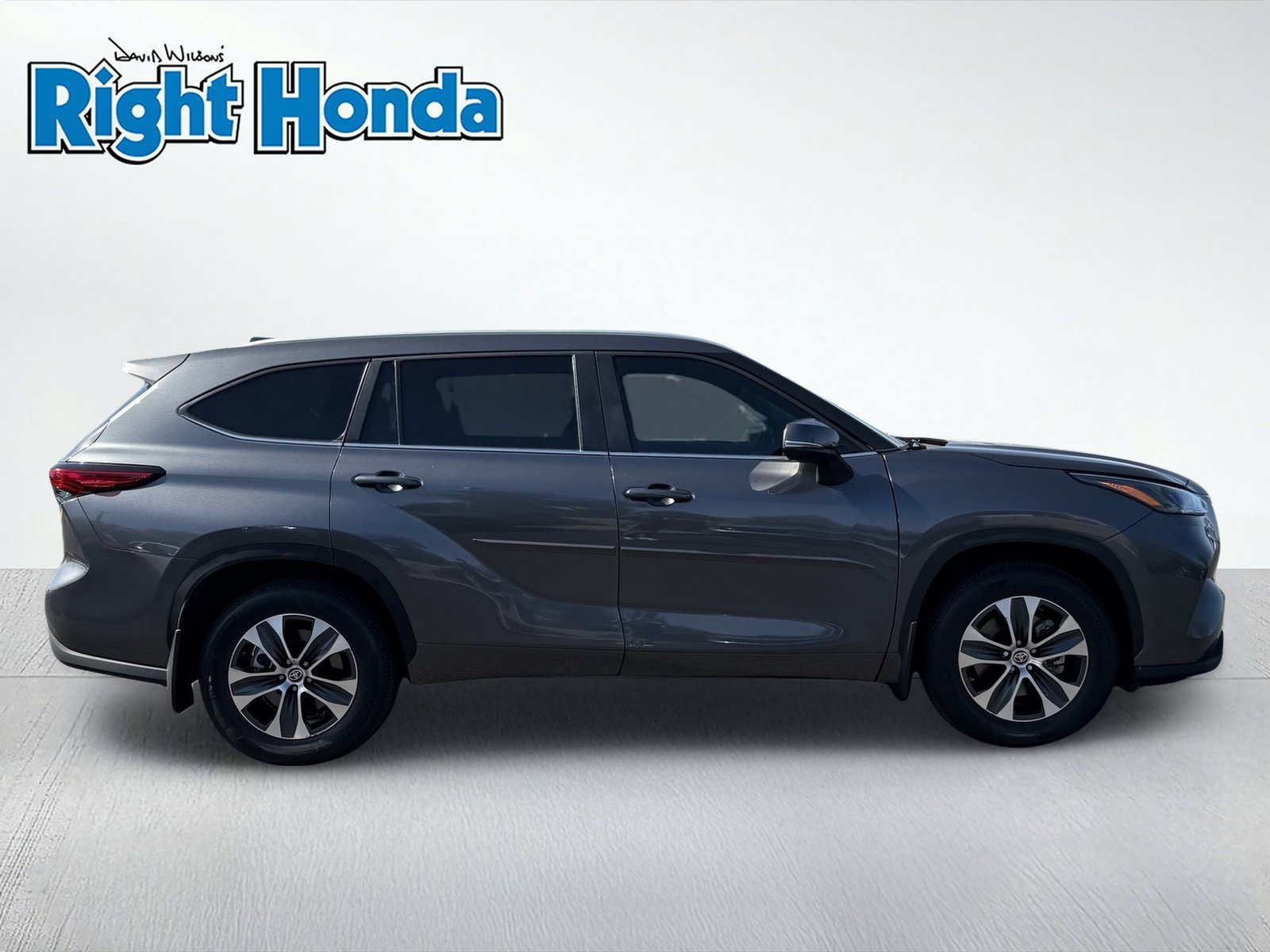 Used 2023 Toyota Highlander XLE FWD image 9