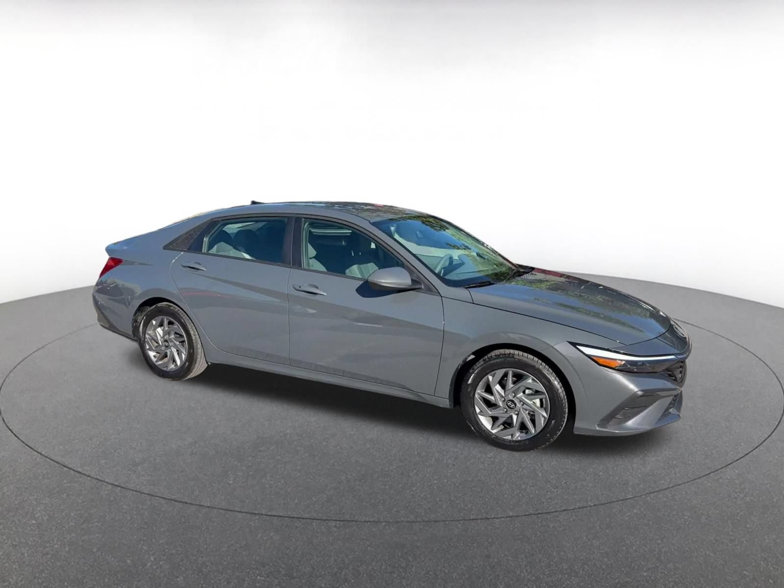 Used 2026 Hyundai Elantra Hybrid FWD image 2