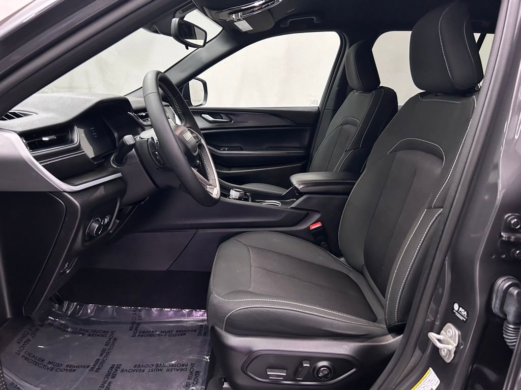 Used 2024 Jeep Grand Cherokee Laredo image 15