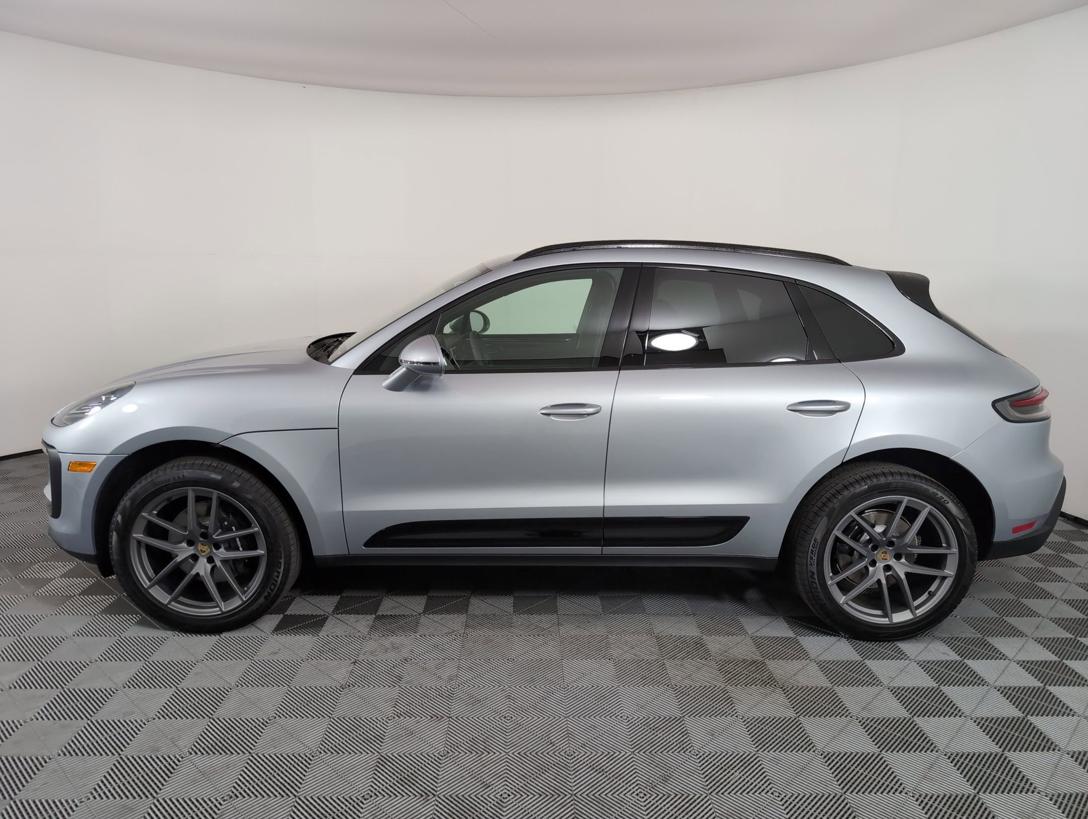 Certified 2025 Porsche Macan image 2
