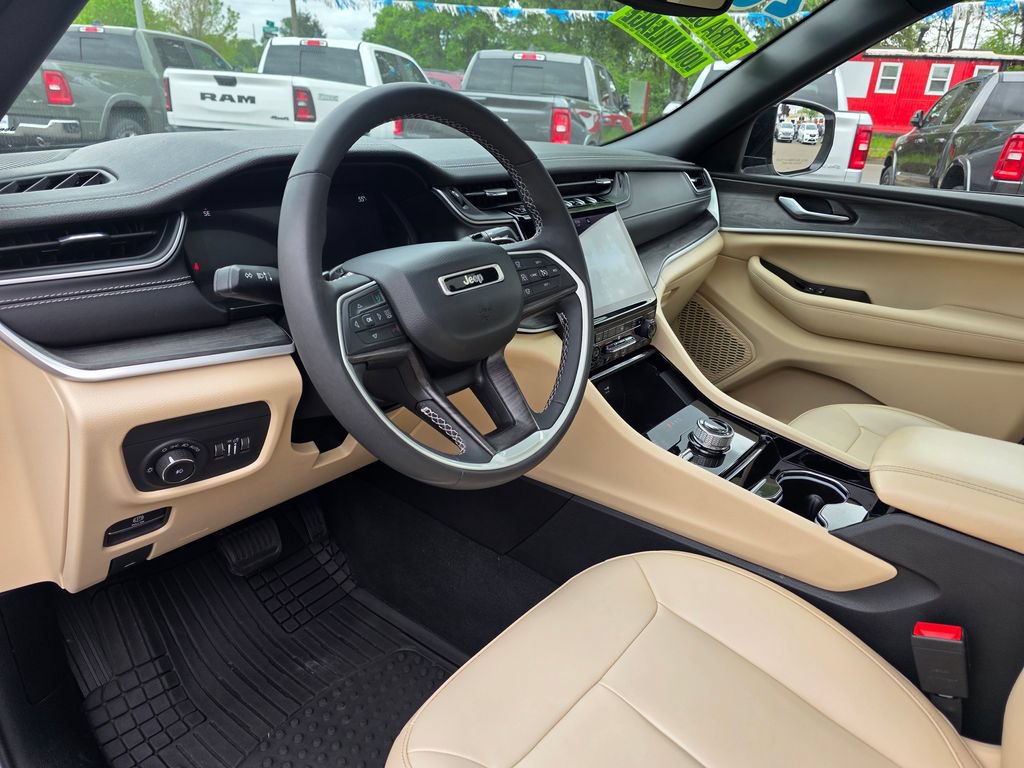 Used 2023 Jeep Grand Cherokee Limited AWD/4WD image 9