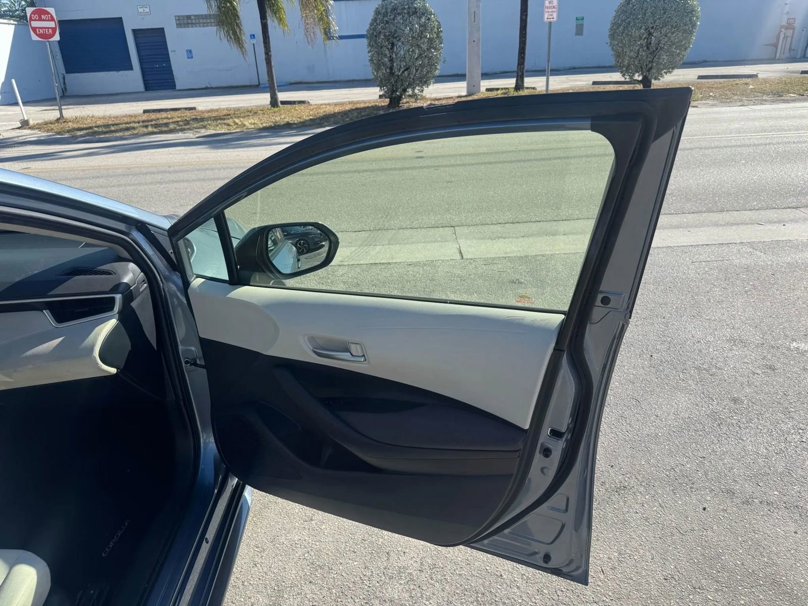 Used 2020 Toyota Corolla LE image 21