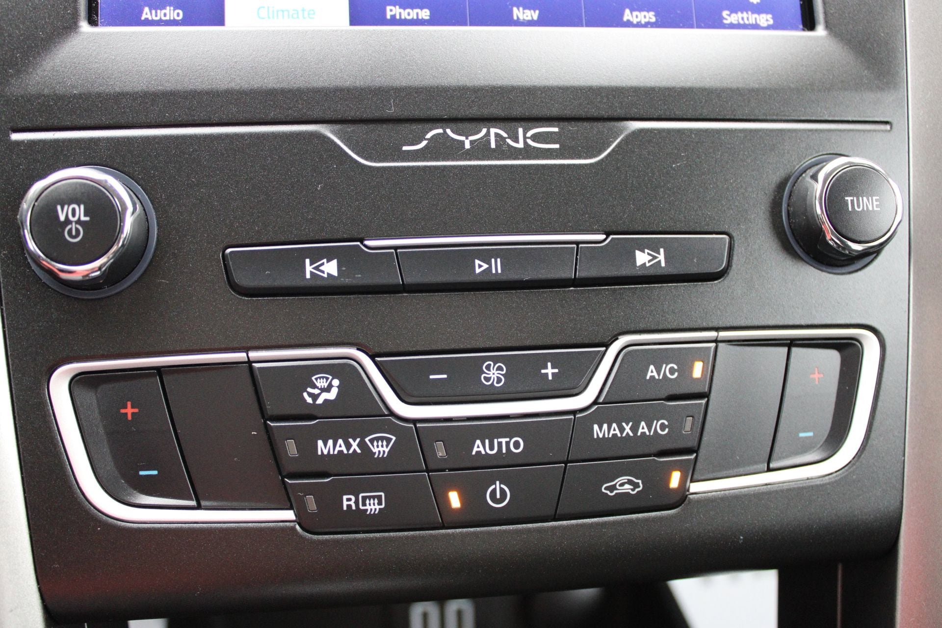 Used 2020 Ford Fusion SE image 40