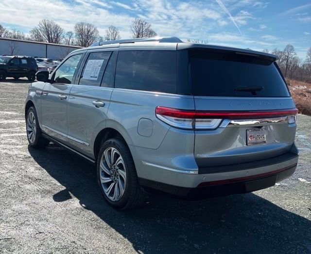 Used 2023 Lincoln Navigator Reserve image 3