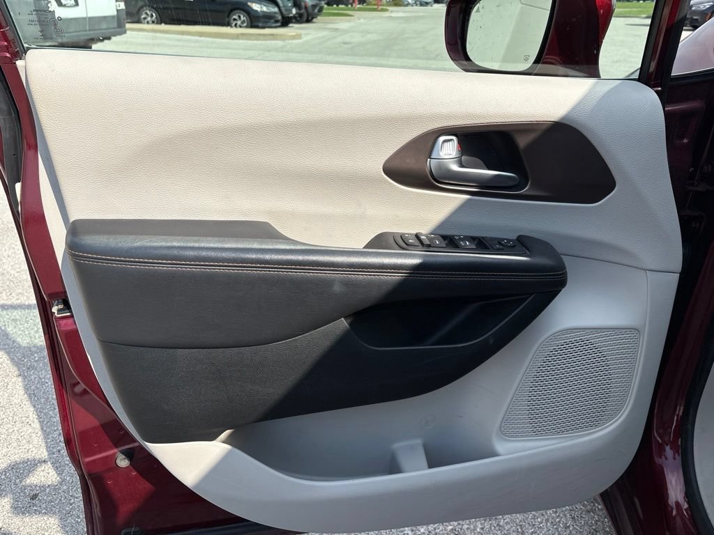 Used 2018 Chrysler Pacifica Touring Plus FWD image 10