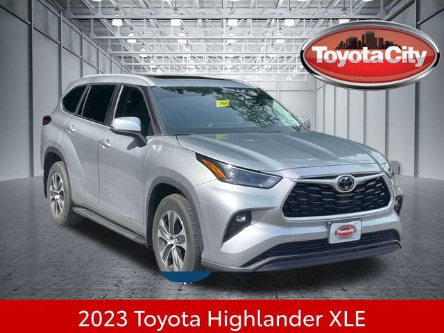 Used 2023 Toyota Highlander XLE AWD/4WD image 1
