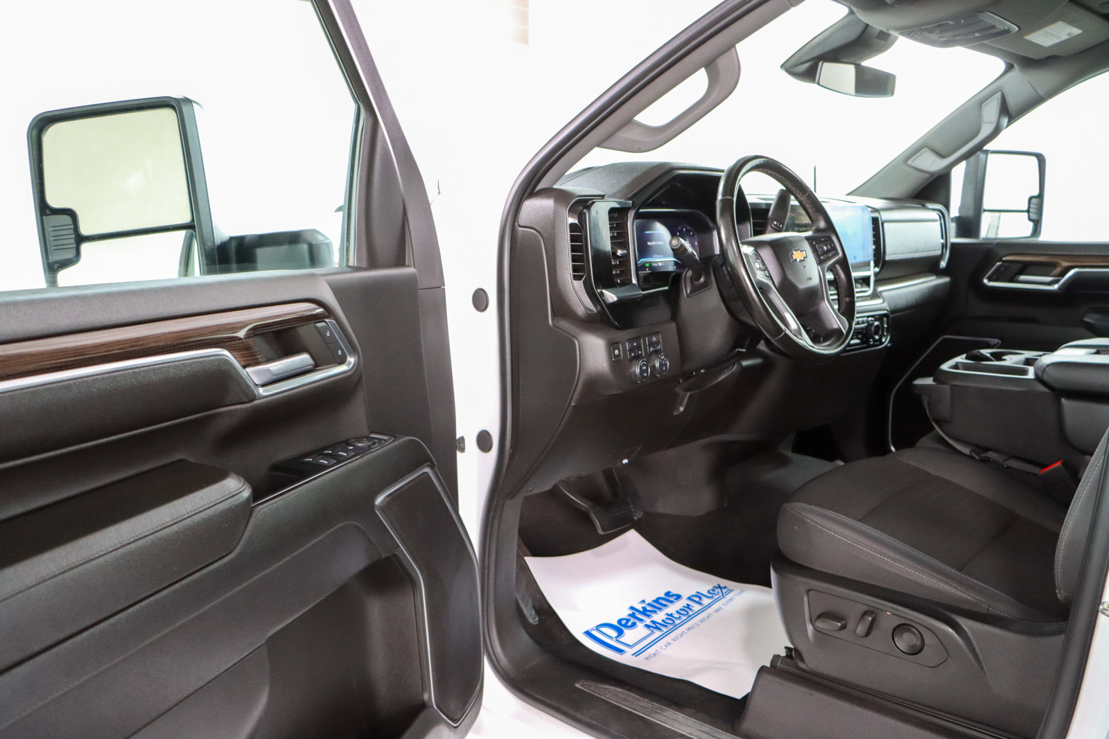 Used 2024 Chevrolet Silverado 2500 LT w/ Convenience Package AWD/4WD image 3