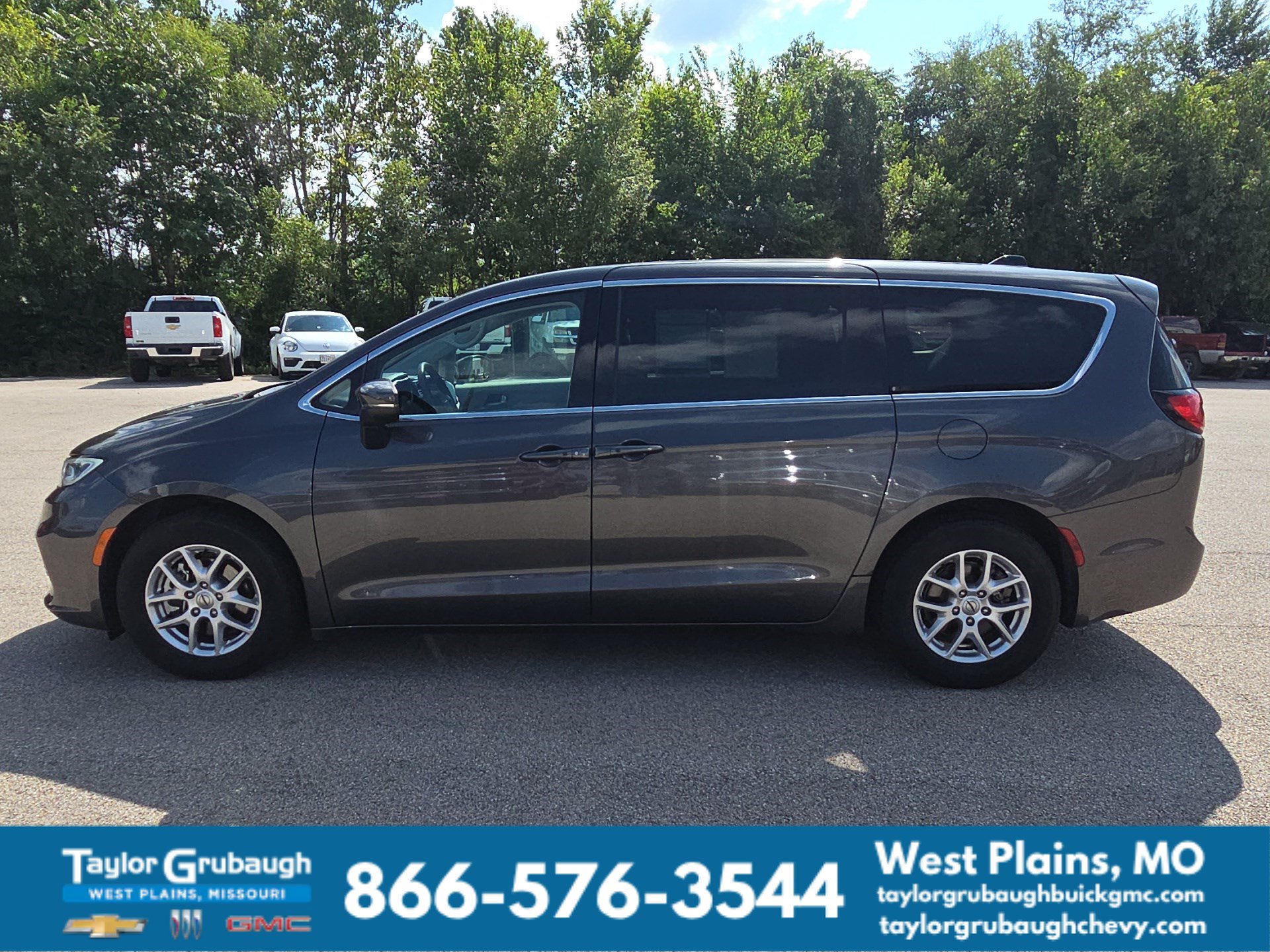 Used 2023 Chrysler Pacifica Touring-L FWD image 5