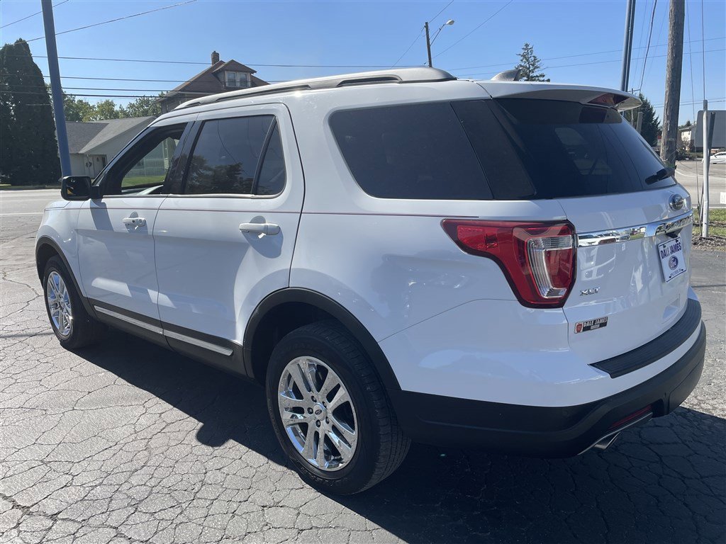 Used 2018 Ford Explorer XLT image 4