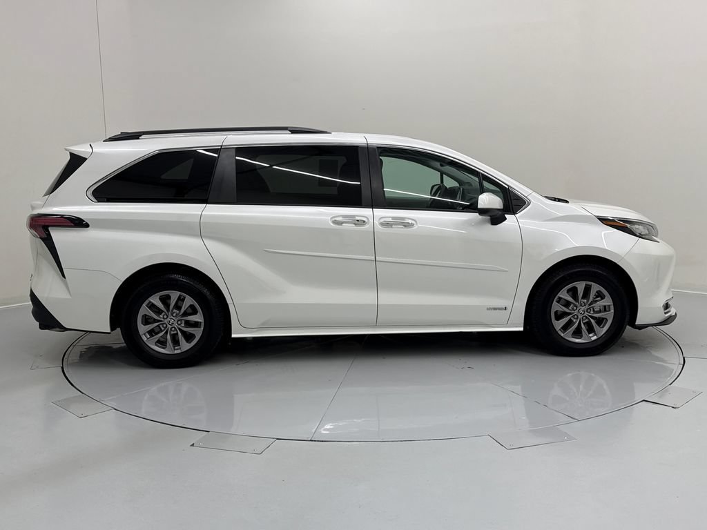 Used 2021 Toyota Sienna XLE w/ XLE Plus Package FWD image 6
