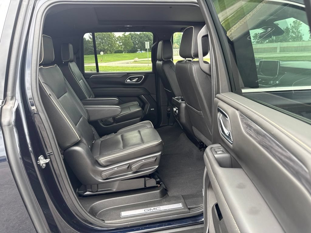 Used 2022 GMC Yukon XL SLT w/ SLT Premium Package AWD/4WD image 15